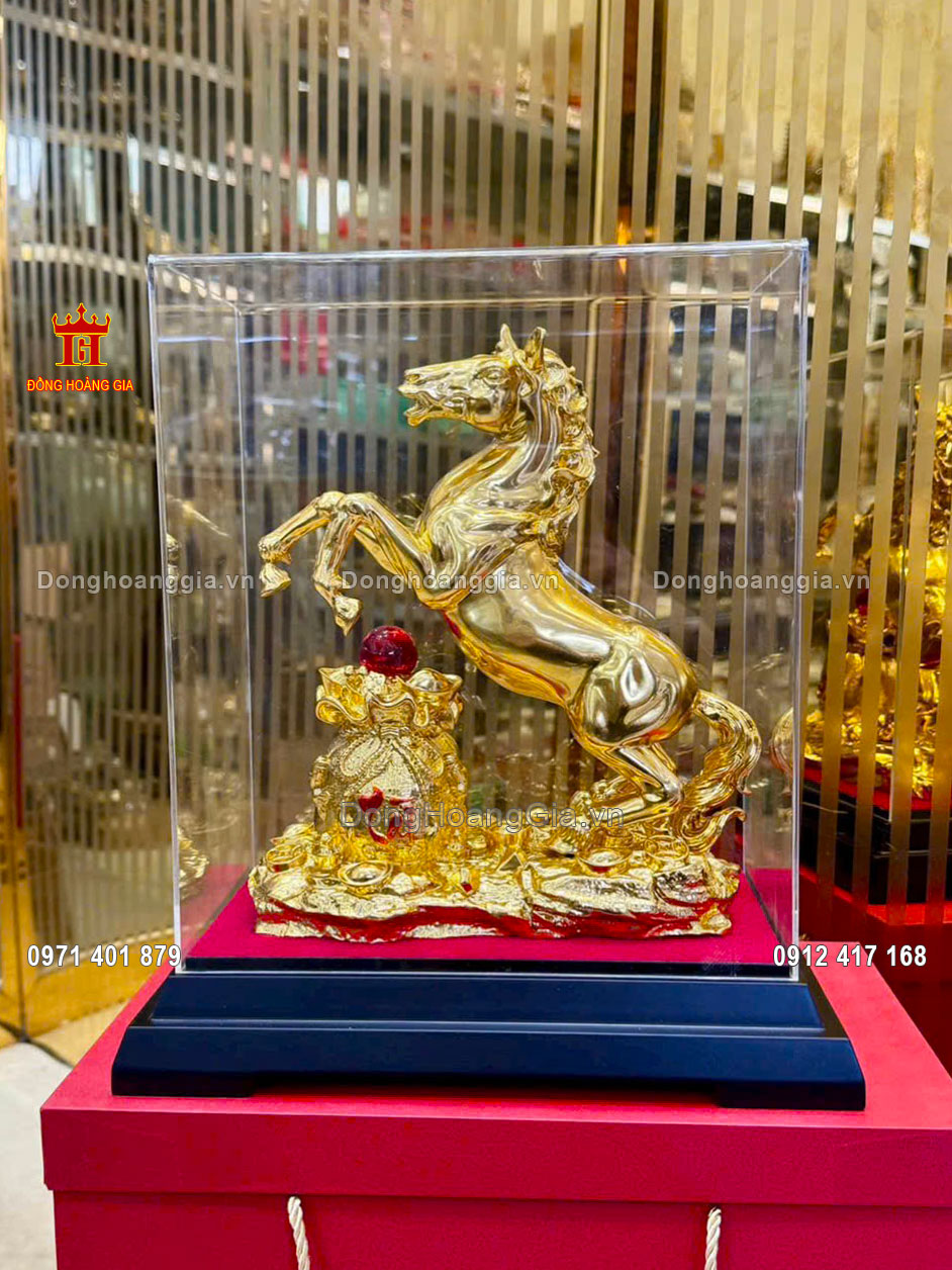 Tượng ngựa được đúc hoàn toàn từ nguyên liệu đồng cao cấp